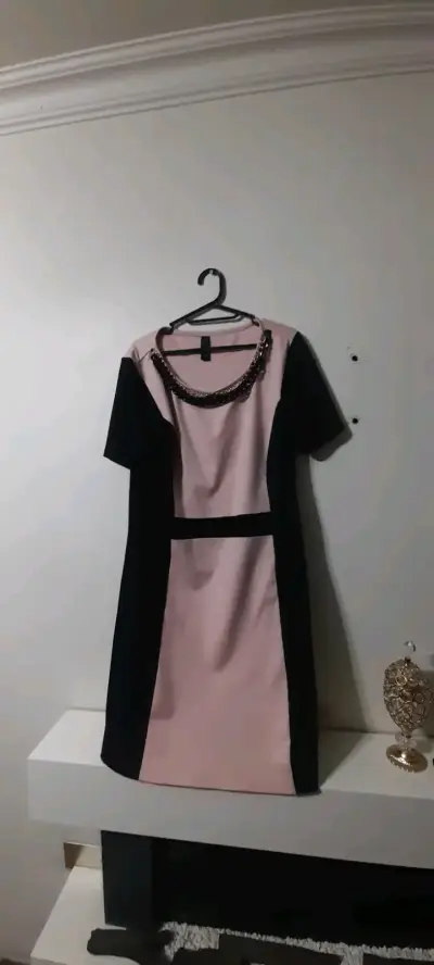 Vestido bicolor con detalles brillantes - miniatura 2