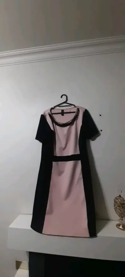 Vestido bicolor con detalles brillantes - miniatura 3