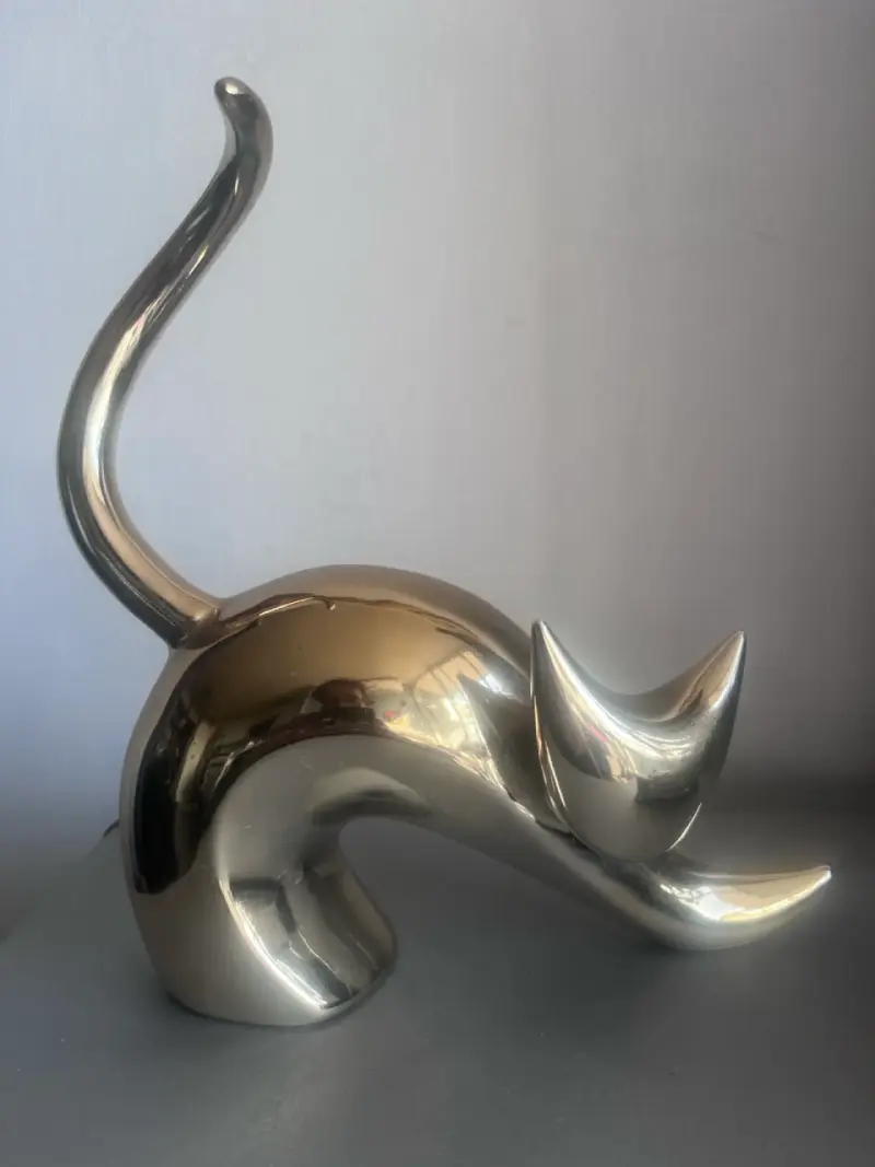 Figura decorativa de gato metálico