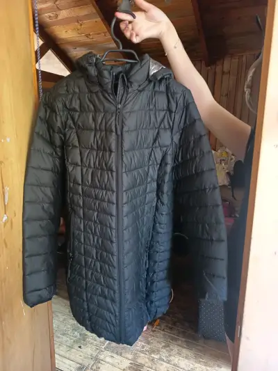 Chaqueta larga acolchada negra - miniatura 1