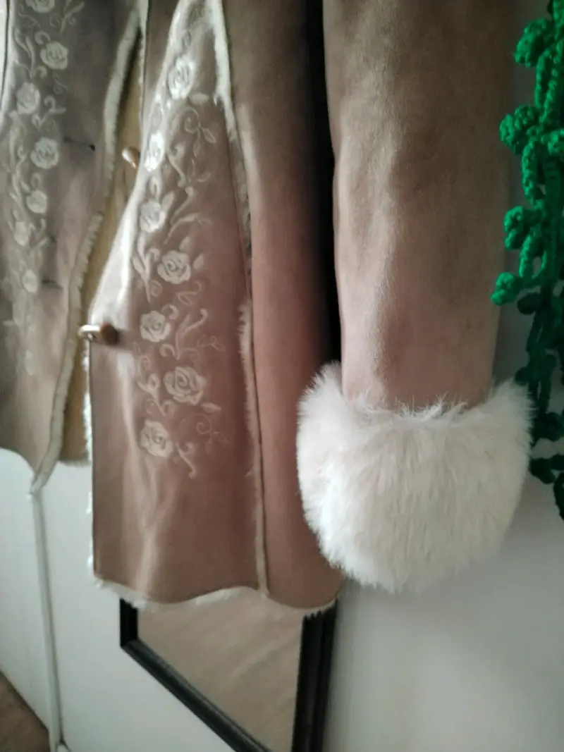 Abrigo beige con diseño floral - 1