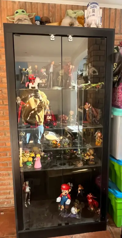 Vitrina con figuras de colección - miniatura 1