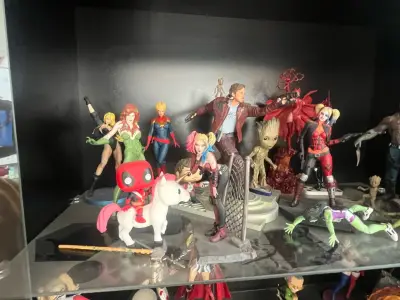Vitrina con figuras de colección - miniatura 2