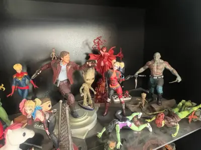 Vitrina con figuras de colección - miniatura 3