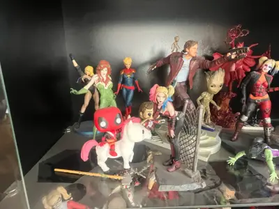 Vitrina con figuras de colección - miniatura 5