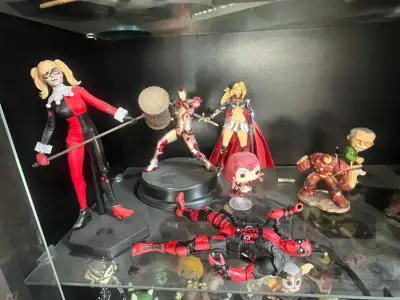 Vitrina con figuras de colección - miniatura 6