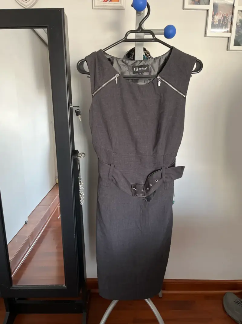 Vestido gris con cinturón - 1
