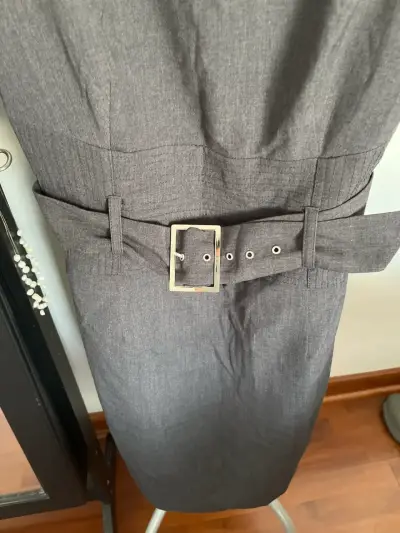 Vestido gris con cinturón - miniatura 3