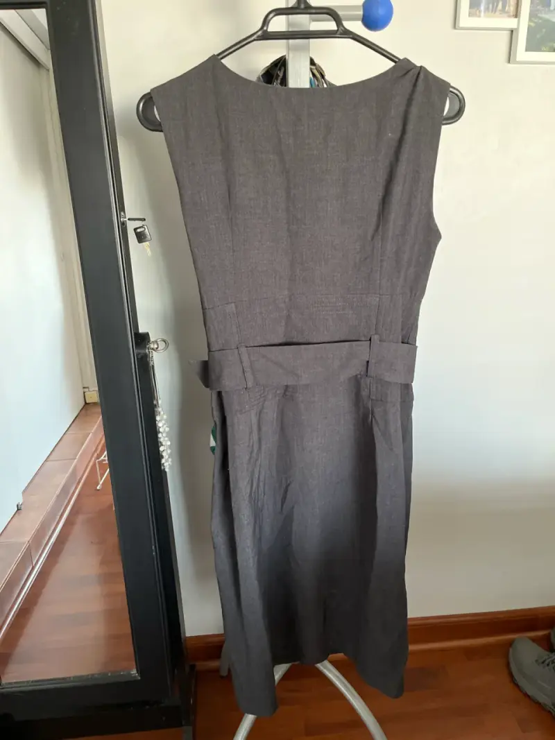 Vestido gris con cinturón - 4