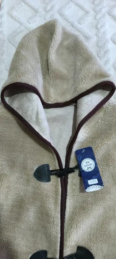 Abrigo beige con capucha nuevo - miniatura 3