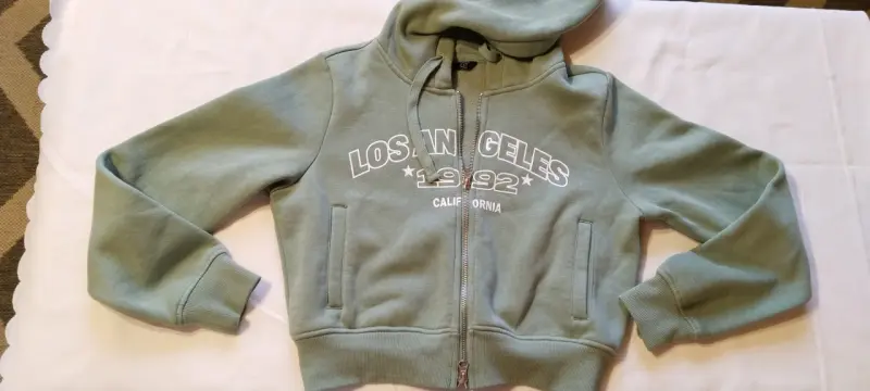 Polerón gris con capucha