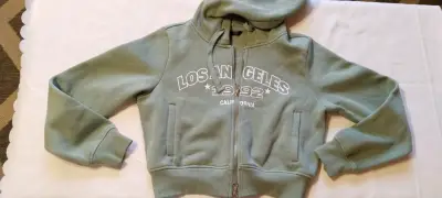 Polerón gris con capucha - miniatura 1