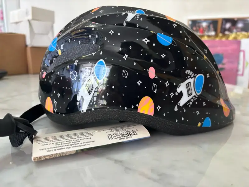 Casco infantil diseño espacial - 1