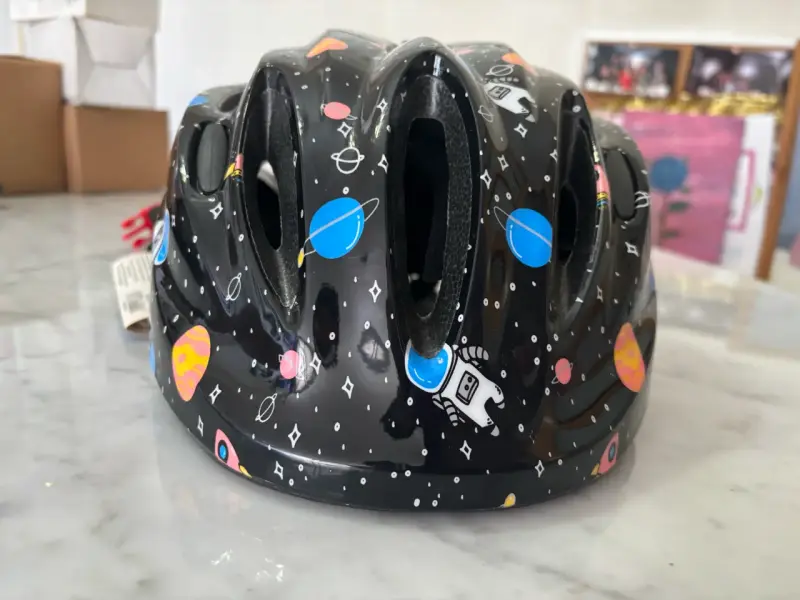 Casco infantil diseño espacial - 2