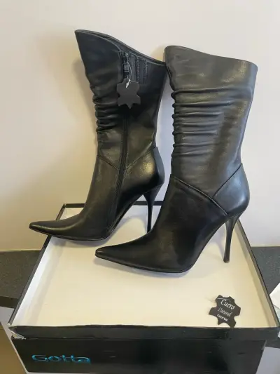 Preciosas botas negras de cuero nuevas marca Gotta - miniatura 1