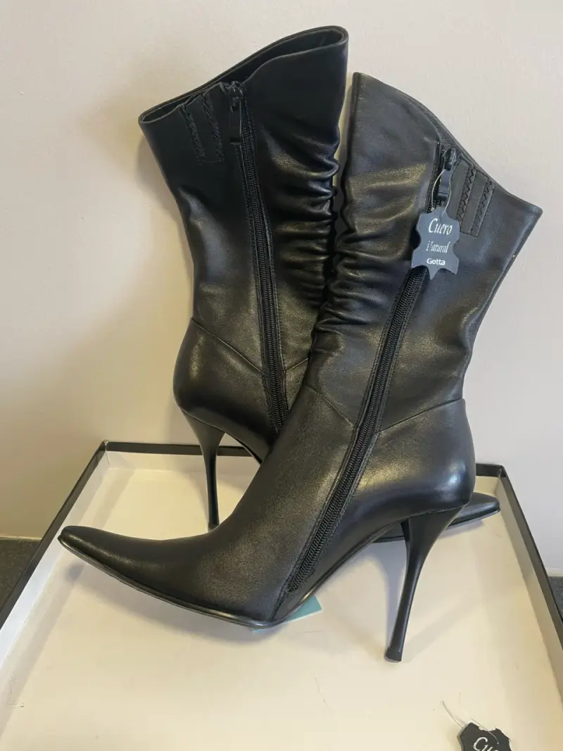 Preciosas botas negras de cuero nuevas marca Gotta - 3