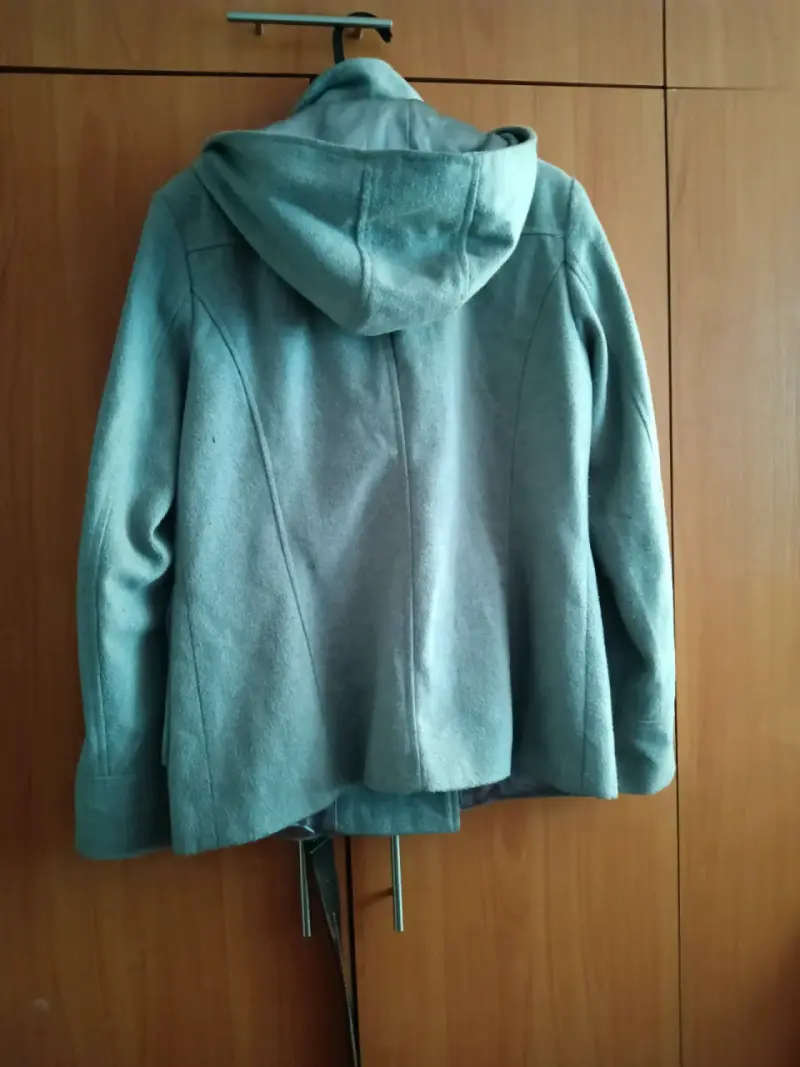 Abrigo gris con capucha - 2