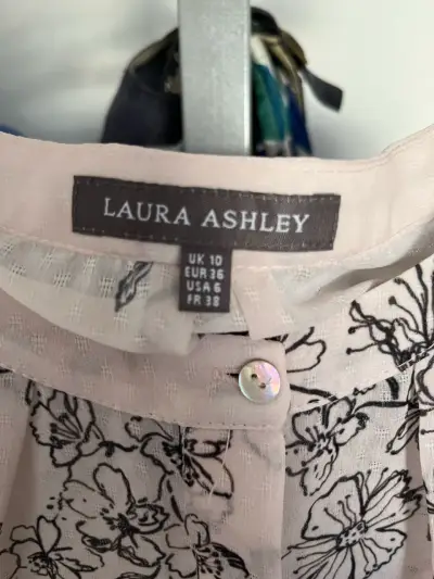Blusa floral Laura Ashley - miniatura 3
