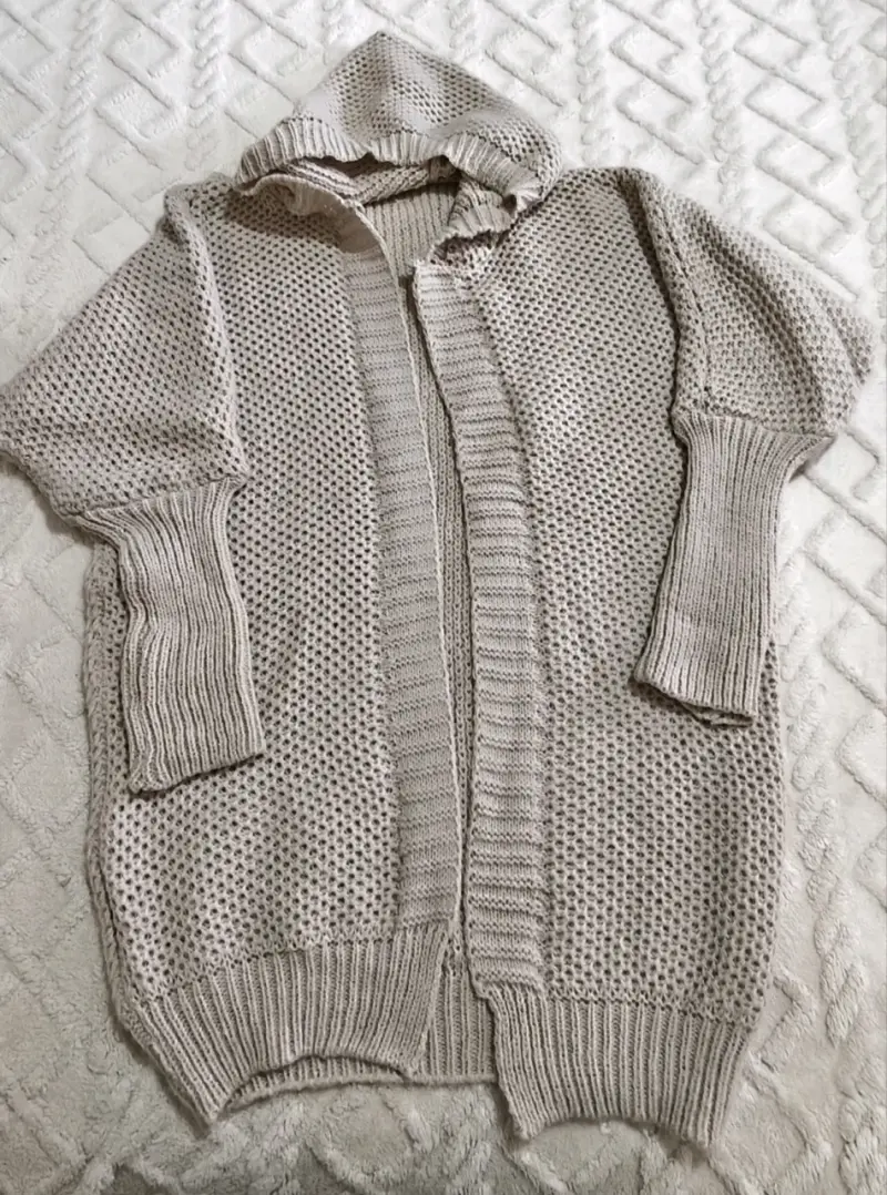 Cárdigan de punto beige con capucha - 1