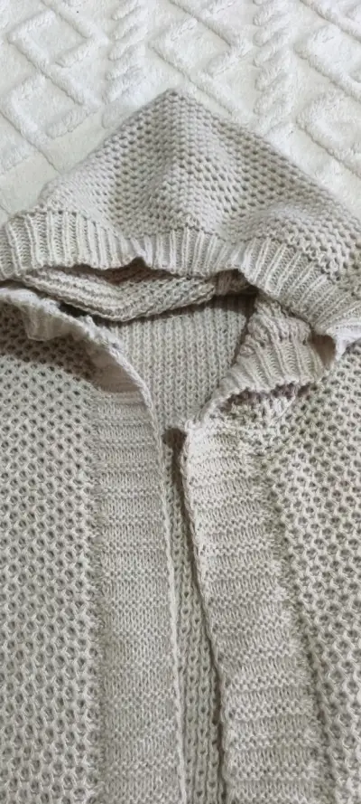 Cárdigan de punto beige con capucha - miniatura 2