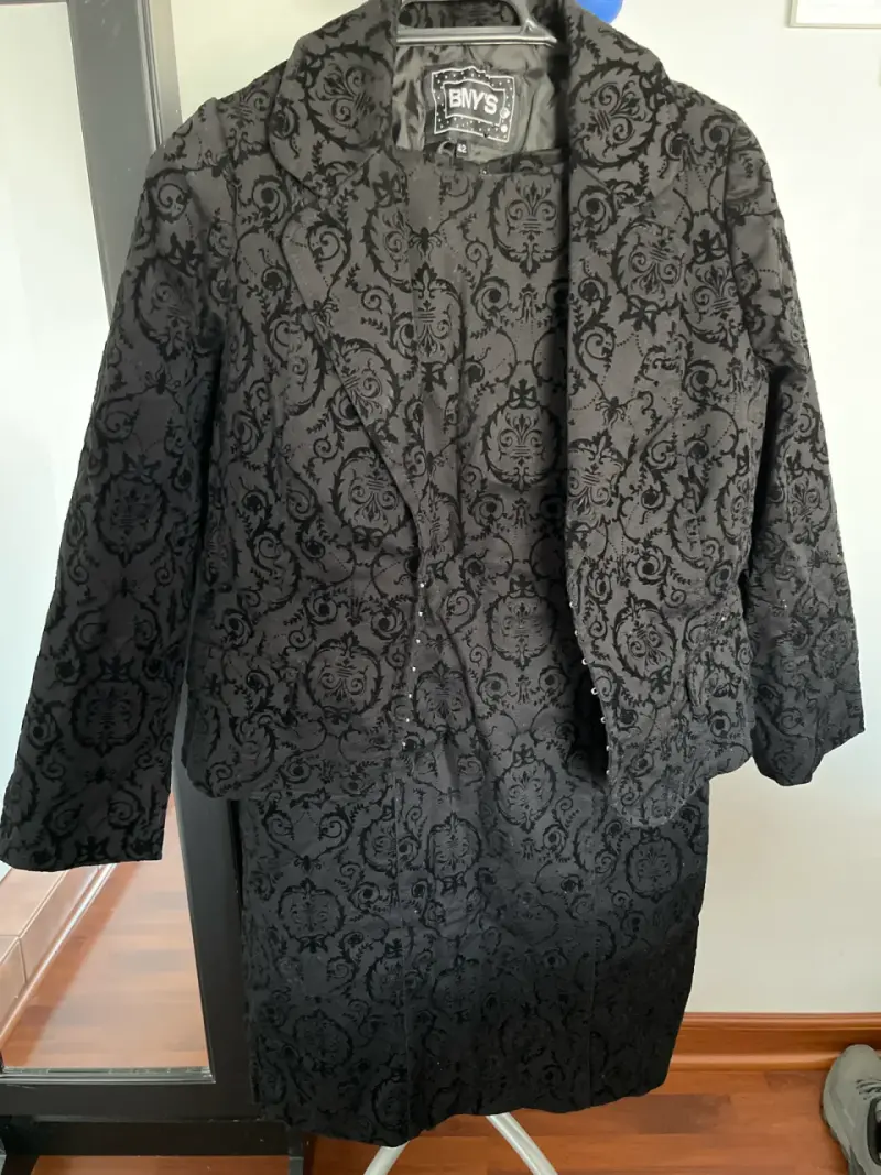 Traje blazer y vestido negro estampado - 1