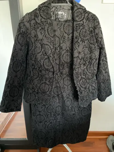 Traje blazer y vestido negro estampado - miniatura 1