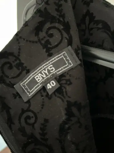Traje blazer y vestido negro estampado - miniatura 4