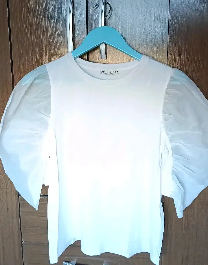 Blusa blanca con mangas abullonadas - 1