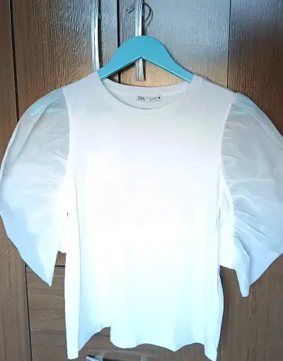 Blusa blanca con mangas abullonadas - miniatura 1