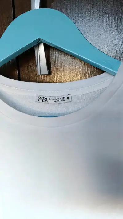 Blusa blanca con mangas abullonadas - miniatura 2
