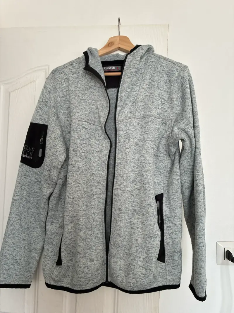 Chaqueta gris con capucha