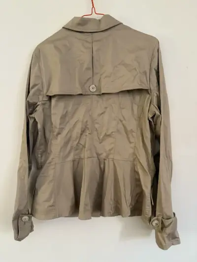 Chaqueta beige de mujer - miniatura 3