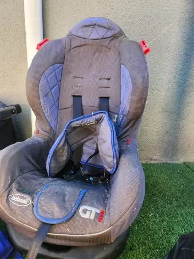 Silla de auto infantil gris - miniatura 2