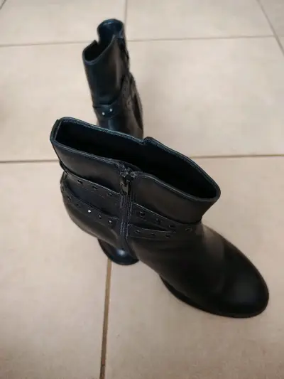 Botas negras de cuero - miniatura 4