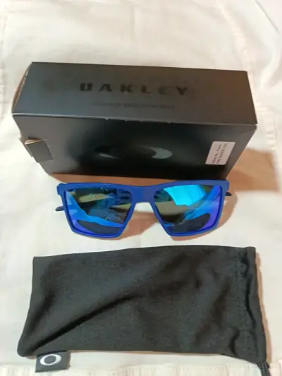 Lentes de sol polarizados azul marca oakley - miniatura 2