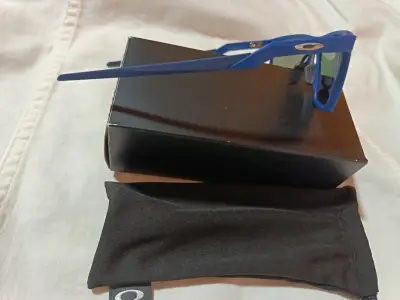 Lentes de sol polarizados azul marca oakley - miniatura 3