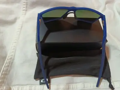 Lentes de sol polarizados azul marca oakley - miniatura 4