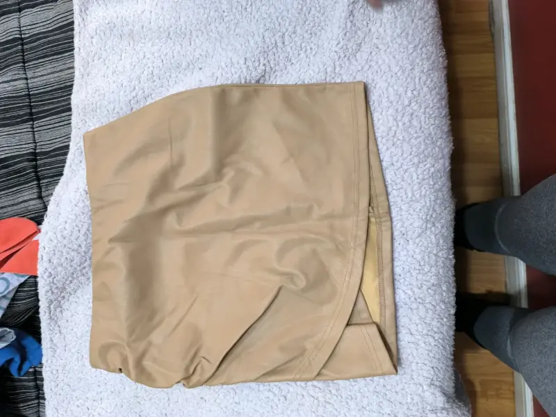 Falda beige de cuero sintético