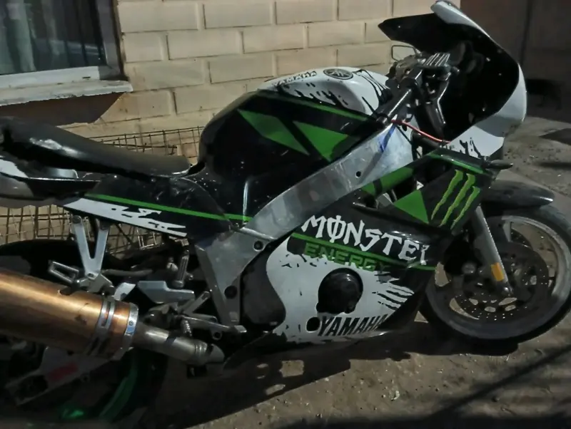 Moto deportiva Yamaha decorada