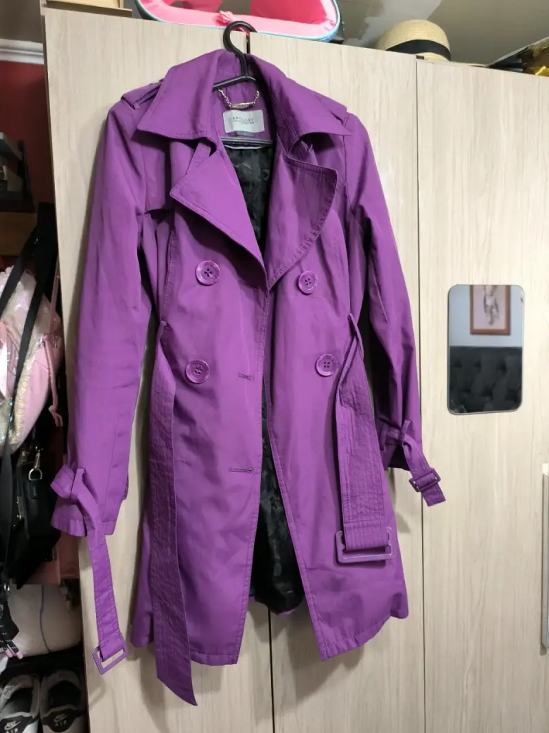 Abrigo trench morado