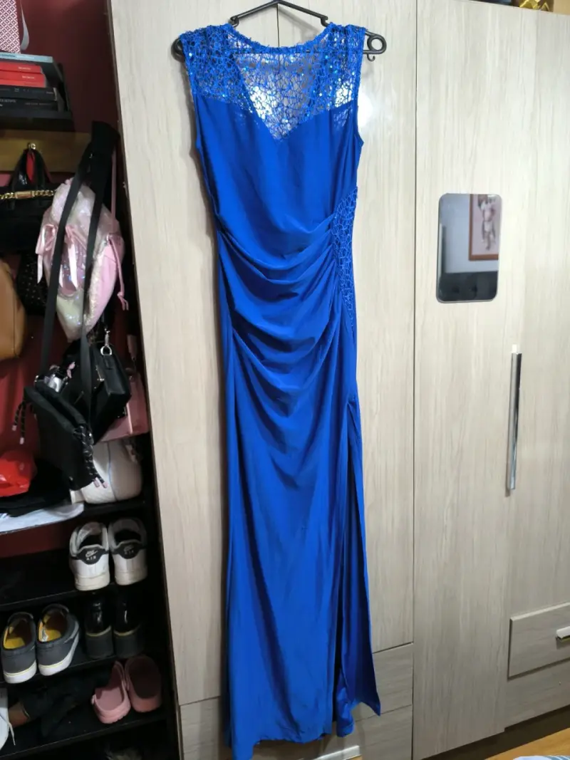 Vestido largo azul con encaje