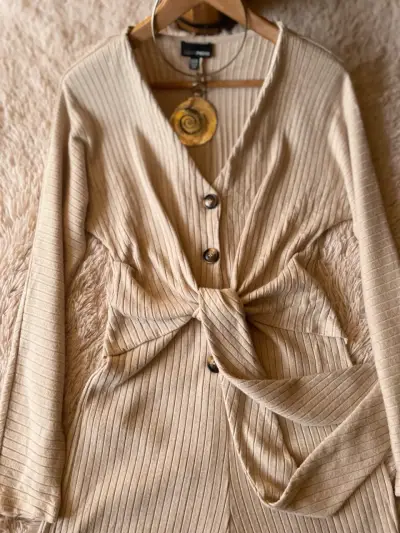 Enterito beige con botones - miniatura 5