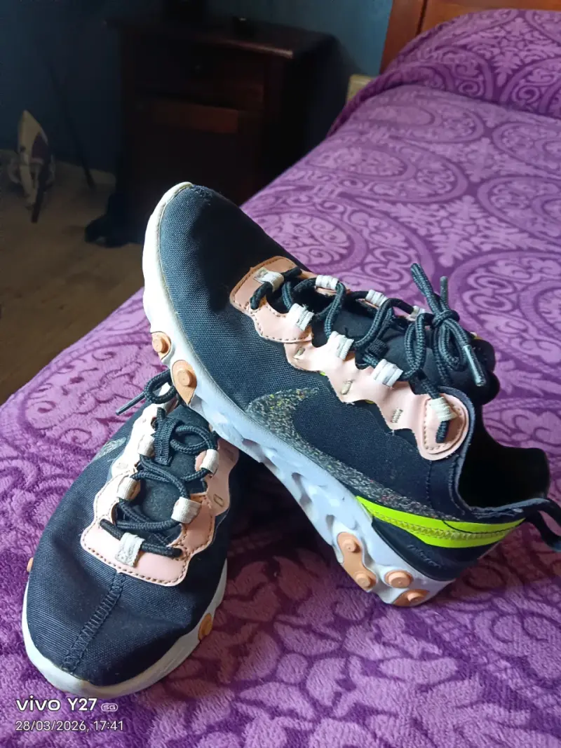 Zapatillas deportivas negras y rosas - 1