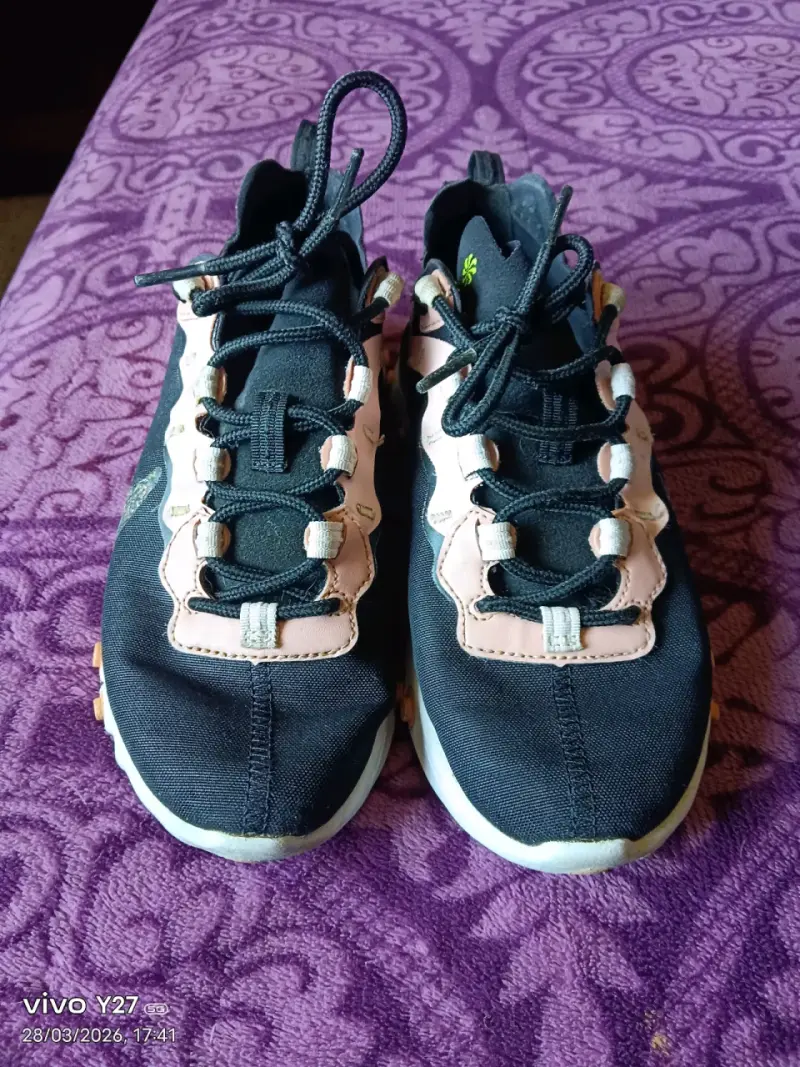 Zapatillas deportivas negras y rosas - 2