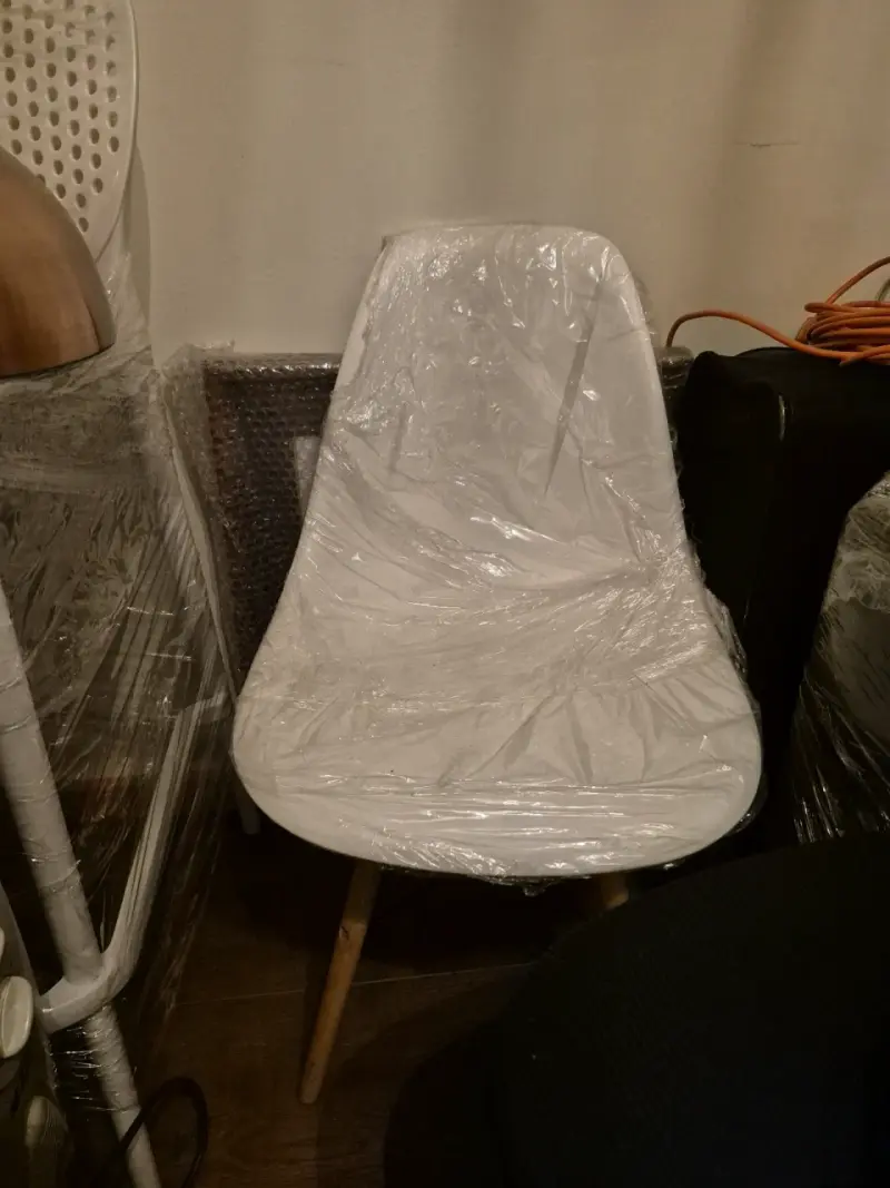 Silla moderna blanca con patas de madera