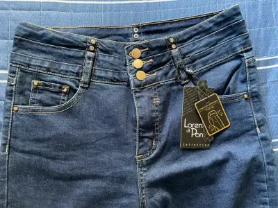 Jeans azul con cierre dorado - miniatura 3