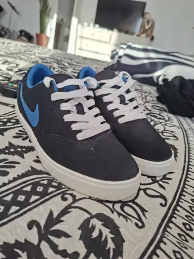 Zapatillas nike negras con azul - miniatura 1