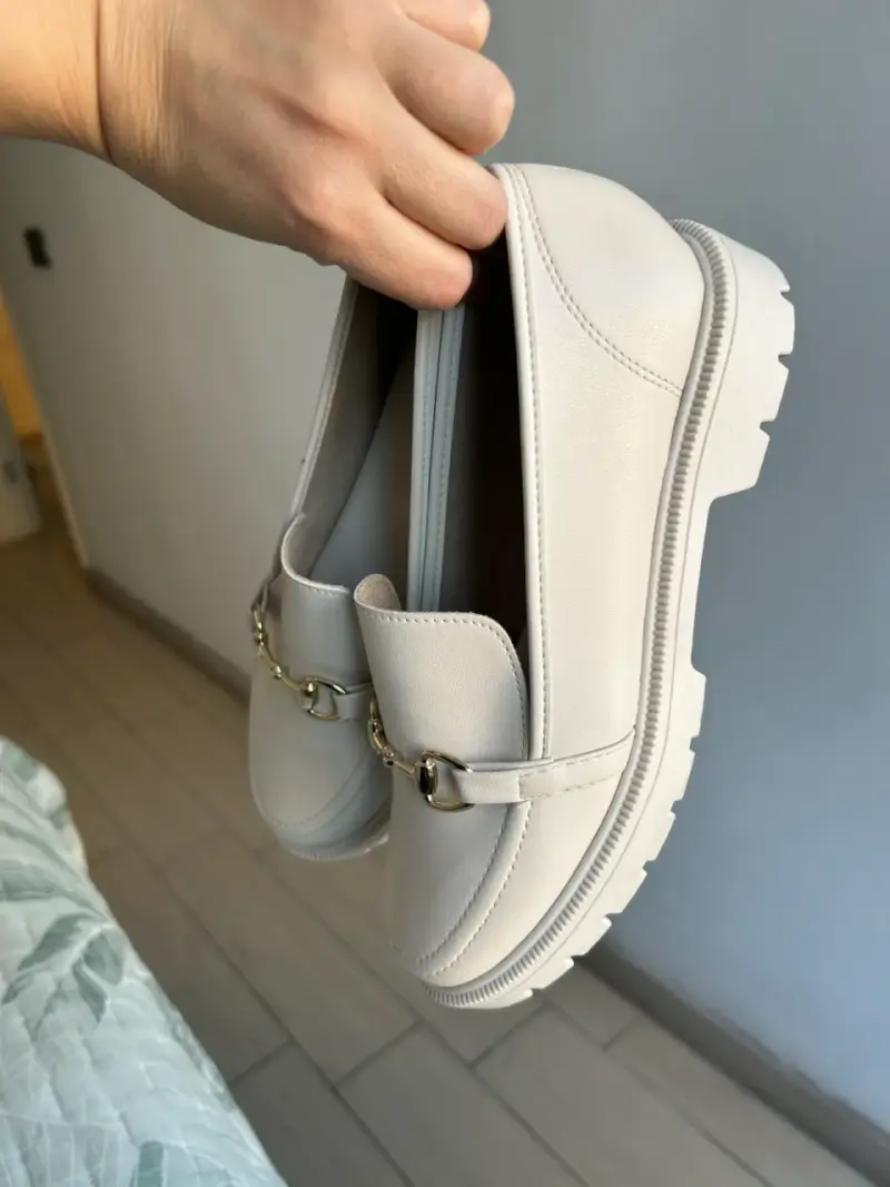 Mocasines blancos con cadena - 1