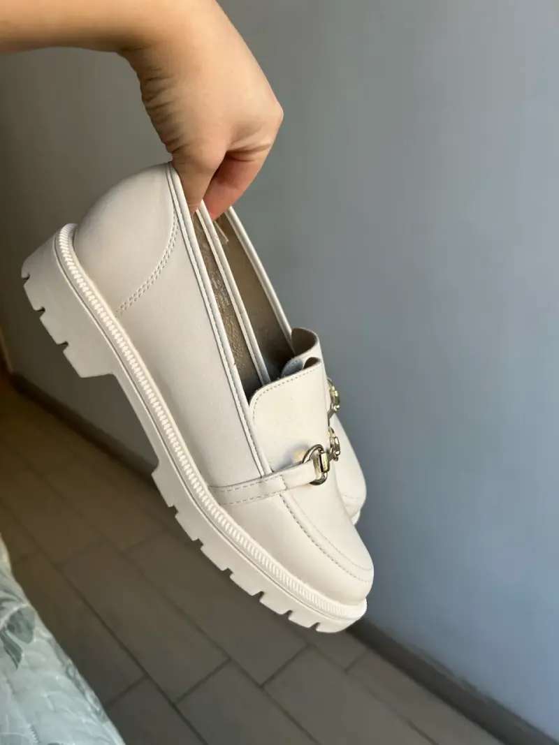 Mocasines blancos con cadena - 2