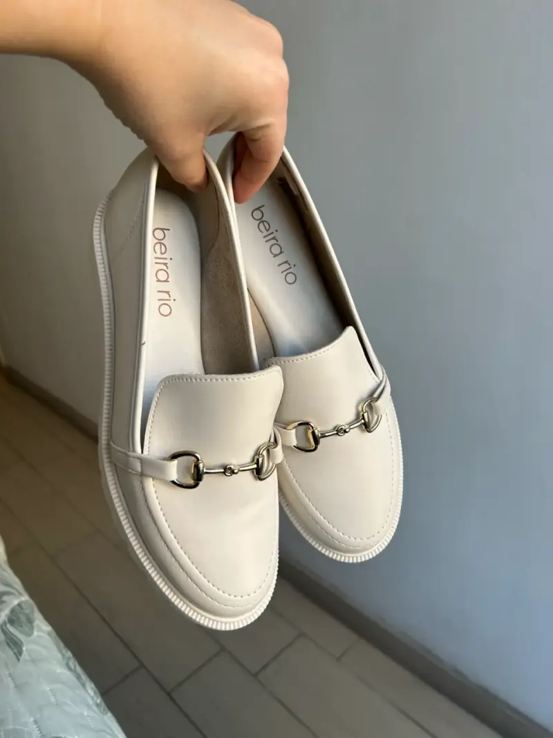 Mocasines blancos con cadena - 3